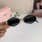 缪缪（Miu Miu）Logo 系列金色金属框窄版椭圆形字母装饰太阳镜 - Imagem 2