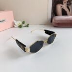 缪缪（Miu Miu）Logo 系列金色金属框窄版椭圆形字母装饰太阳镜