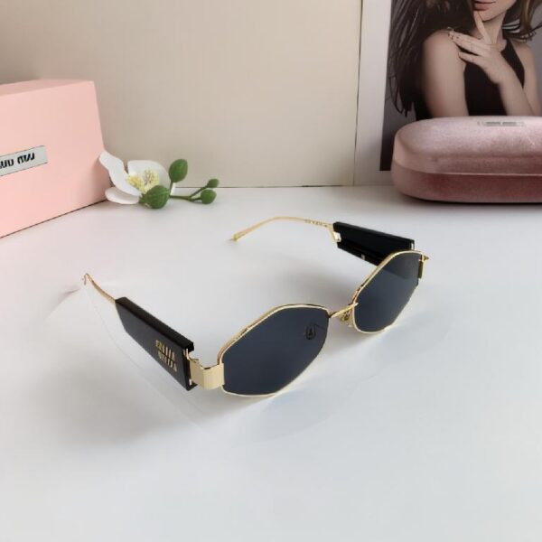 缪缪（Miu Miu）Logo 系列金色金属框窄版椭圆形字母装饰太阳镜