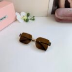 缪缪（Miu Miu）VMU 58ZS 系列棕色金属框方形装饰太阳镜 - Imagem 2