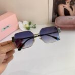 缪缪（Miu Miu）VMU 58ZS 系列蓝色金属框方形装饰太阳镜 - Imagem 3