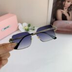 缪缪（Miu Miu）VMU 58ZS 系列蓝色金属框方形装饰太阳镜 - Imagem 4