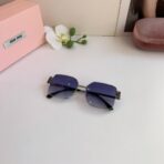 缪缪（Miu Miu）VMU 58ZS 系列蓝色金属框方形装饰太阳镜