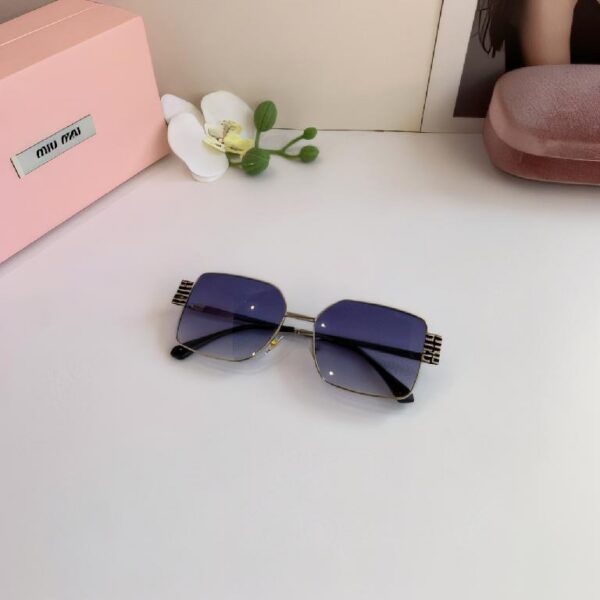 缪缪（Miu Miu）VMU 58ZS 系列蓝色金属框方形装饰太阳镜