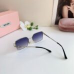 缪缪（Miu Miu）VMU 58ZS 系列蓝色金属框方形装饰太阳镜 - Imagem 2