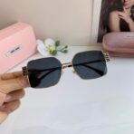 缪缪（Miu Miu）VMU 58ZS 系列金色金属框方形装饰太阳镜 - Imagem 3