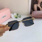 缪缪（Miu Miu）VMU 58ZS 系列金色金属框方形装饰太阳镜 - Imagem 4