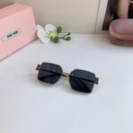 缪缪（Miu Miu）VMU 58ZS 系列金色金属框方形装饰太阳镜