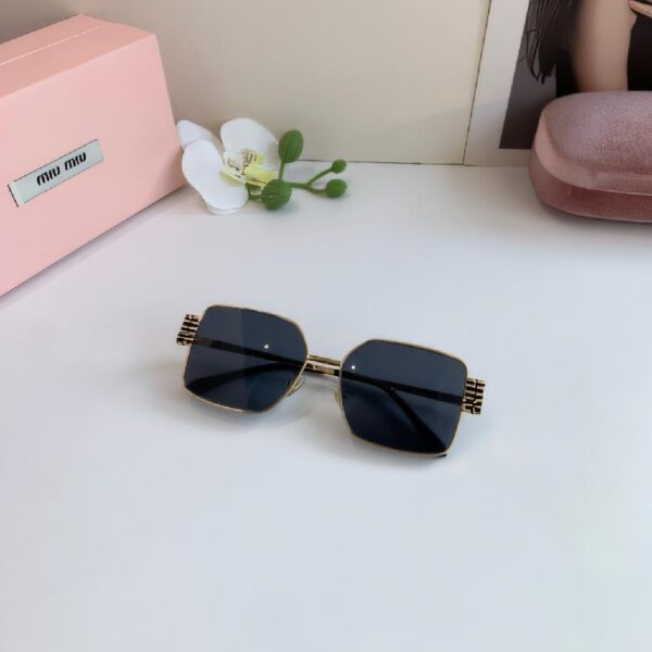 缪缪（Miu Miu）VMU 58ZS 系列金色金属框方形装饰太阳镜