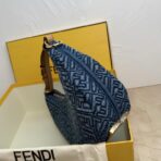 芬迪（FENDI）Baguette 系列深蓝色 FF 提花牛仔布月牙迷你法棍包 - 图片 2