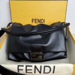 芬迪（FENDI）First 系列黑色小牛皮褶皱 FF 金属扣单肩斜挎包