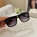 范思哲（Versace）Medusa Biggie 系列黑色醋酸纤维镜框金色美杜莎装饰方形太阳镜 - Imagem 2