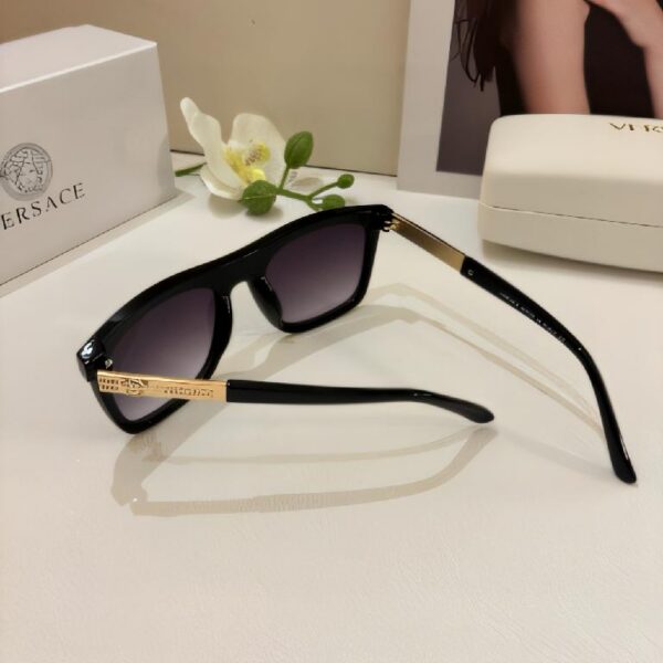 范思哲（Versace）Medusa Biggie 系列黑色醋酸纤维镜框金色美杜莎装饰方形太阳镜