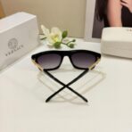 范思哲（Versace）Medusa Biggie 系列黑色醋酸纤维镜框金色美杜莎装饰方形太阳镜 - Imagem 4