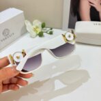 范思哲（Versace）Medusa Deco 系列白色醋酸纤维镜框金色美杜莎装饰方形太阳镜 - Imagem 3