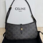 赛琳（CELINE）Triomphe Curve 系列深棕色 Triomphe 提花帆布黑色小牛皮饰边 Triomphe 标识月牙单肩包
