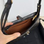 赛琳（CELINE）Triomphe Curve 系列深棕色 Triomphe 提花帆布黑色小牛皮饰边 Triomphe 标识月牙单肩包 - Image 3