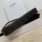 赛琳（CELINE）Triomphe Curve 系列深棕色 Triomphe 提花帆布黑色小牛皮饰边 Triomphe 标识月牙单肩包 - Image 4