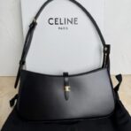 赛琳（CELINE）Triomphe Curve 系列黑色小牛皮 Triomphe 标识月牙单肩包
