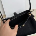 赛琳（CELINE）Triomphe Curve 系列黑色小牛皮 Triomphe 标识月牙单肩包 - Image 3