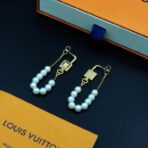 路易威登（LOUIS VUITTON）Lockme 系列金色金属 LV 标识珍珠链条不对称耳环 - Image 3