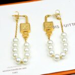 路易威登（LOUIS VUITTON）Lockme 系列金色金属 LV 标识珍珠链条不对称耳环