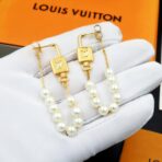 路易威登（LOUIS VUITTON）Lockme 系列金色金属 LV 标识珍珠链条不对称耳环 - Image 2