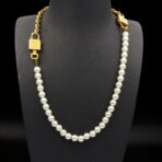 路易威登（LOUIS VUITTON）Lockme 系列金色金属 LV 标识珍珠链条项链