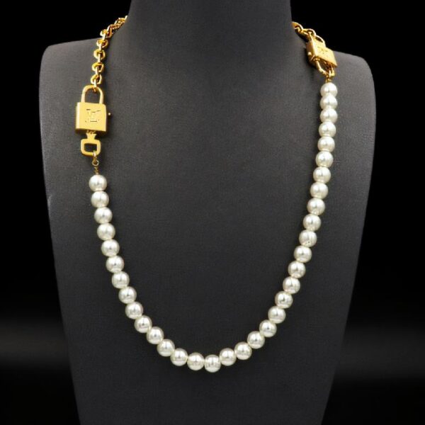 路易威登（LOUIS VUITTON）Lockme 系列金色金属 LV 标识珍珠链条项链