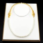 路易威登（LOUIS VUITTON）Lockme 系列金色金属 LV 标识珍珠链条项链 - Image 4