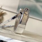 路易威登（LOUIS VUITTON）Loop 系列银色 Monogram Miroir 压纹月牙迷你斜挎包 - Imagem 3