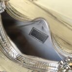 路易威登（LOUIS VUITTON）Loop 系列银色 Monogram Miroir 压纹月牙迷你斜挎包 - Imagem 4