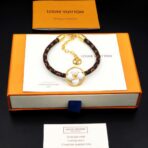 路易威登（LOUIS VUITTON）Monogram Flower Hook 系列棕色 Monogram 涂层帆布金色金属四叶草吊坠手链 - 图片 2