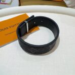 路易威登（LOUIS VUITTON）Taiga Strap 系列黑色 Taïga 小牛皮银色 LV 标识手链 - 图片 4