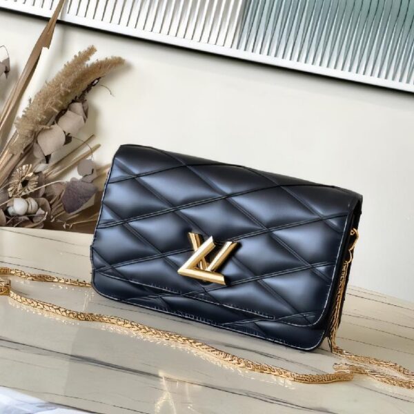 路易威登（LOUIS VUITTON）Twist Mini 系列黑色菱格绗缝小羊皮 Twist 锁扣迷你链条斜挎包