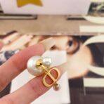 迪奥CD粉水滴珠双珠耳钉 - 图片 3