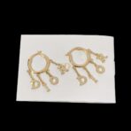 迪奥（Dior）Alphabet 系列金色金属镶钻 Dior 字母圈形耳环 - 图片 3
