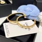 香奈儿金色双C菱格纹圆圈耳环 - Imagem 2