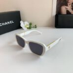 香奈儿（Chanel）Classic CC 系列白色框金色双 C 链条装饰方形太阳镜 - Image 4