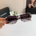 香奈儿（Chanel）Classic CC 系列紫色花框金色双 C 链条装饰方形太阳镜