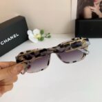 香奈儿（Chanel）Classic CC 系列紫色花框金色双 C 链条装饰方形太阳镜 - Image 3