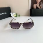 香奈儿（Chanel）Classic CC 系列紫色花框金色双 C 链条装饰方形太阳镜 - Image 4