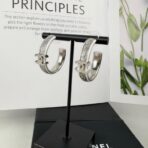 香奈儿（Chanel）Classic CC 系列银色镀金金属镶钻双 C 圈形耳环 - Imagem 4