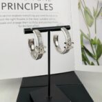 香奈儿（Chanel）Classic CC 系列银色镀金金属镶钻双 C 圈形耳环 - Imagem 3