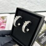 香奈儿（Chanel）Classic CC 系列银色镀金金属镶钻双 C 圈形耳环