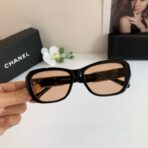 香奈儿（Chanel）Classic CC 系列黑色框暖橙镜片金色双 C 链条装饰方形太阳镜