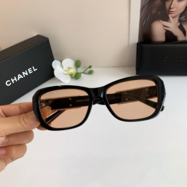 香奈儿（Chanel）Classic CC 系列黑色框暖橙镜片金色双 C 链条装饰方形太阳镜