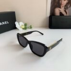 香奈儿（Chanel）Classic CC 系列黑色框金色双 C 链条装饰方形太阳镜 - Image 2