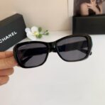 香奈儿（Chanel）Classic CC 系列黑色框金色双 C 链条装饰方形太阳镜