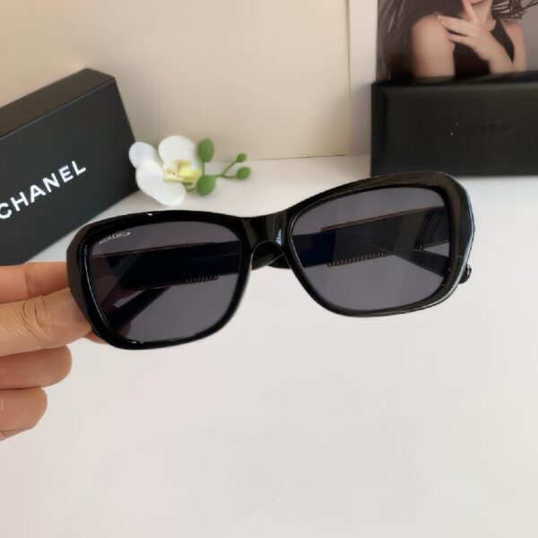 香奈儿（Chanel）Classic CC 系列黑色框金色双 C 链条装饰方形太阳镜